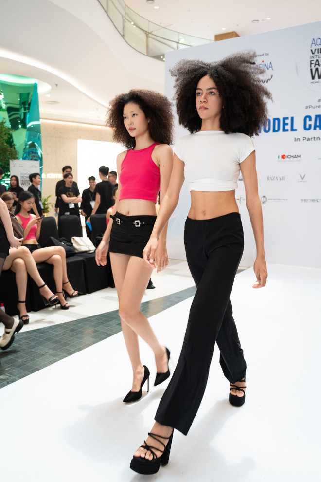 11 mannequins se présentent sur scène pour défiler - AVIWF 2025.jpg