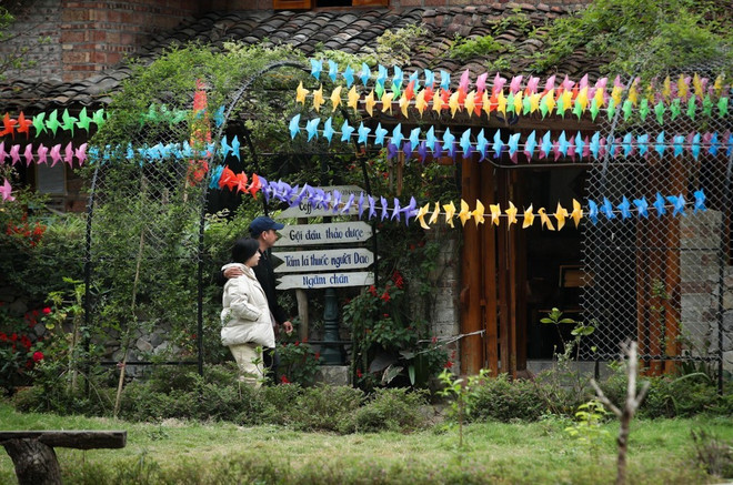 Tourists visit and experience tourism in the village. (Photo: VNA) 1-2.jpg