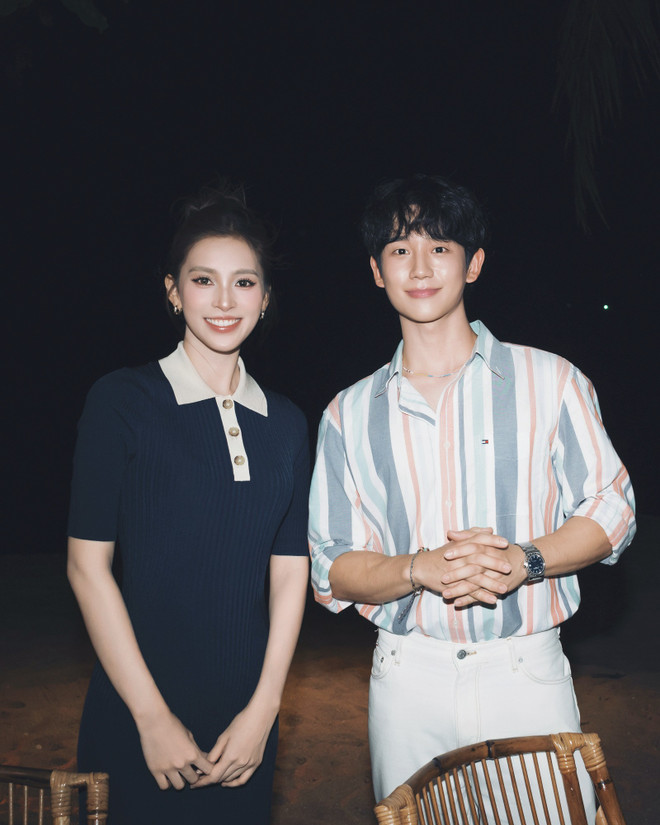 Hoa hậu Tiểu Vy cùng tài tử Hàn Quốc Jung Hae In. (Ảnh: CTV/Vietnam+) tieu-vy-cung-jung-haein.jpg