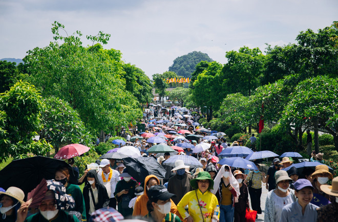 Du khách đổ về chiêm bái xá lợi Phật ở chùa Tam Chúc. (Ảnh: Vương Công Nam/Vietnam+) dong-nguoi-do-ve-chiem-bai-xa-loi-phat-2.jpg