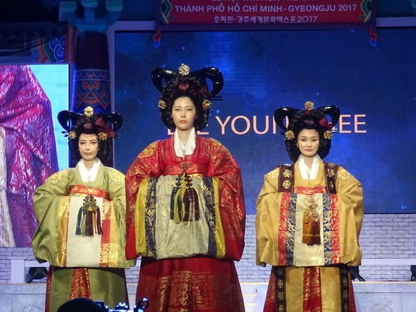 Bộ sưu tập trang phục Hanbok truyền thống do nhà thiết kế hàng đầu Lee Young hee thực hiện trong một chương trình giao lưu tại Thành phố Hồ Chí Minh. (Ảnh: Gia Thuận/TTXVN) 1911-hanbok.jpg