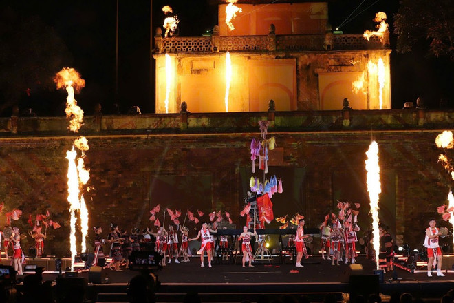 Kulturutbyte vid Thang Longs kejserliga citadell, inom ramen för den nyligen genomförda Världskulturfestivalen. (Foto: PV/Vietnam+) 115369090196285704.jpg