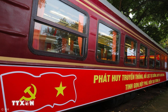 Le train touristique à deux étages « Nam Cua O » (Le train de Hanoï) a été inauguré le 19 août à l'occasion de la victoire de la Révolution d'août. (Photo : VNA) 0808-tau-hoa-2-tang-8.jpg