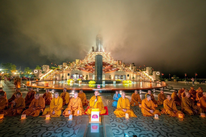 Vesak 2025: Đón nhận phước lành từ Đức Phật giữa đỉnh thiêng huyền thoại. (Ảnh: TTXVN phát) vesak-nui-ba-den-5537.jpg