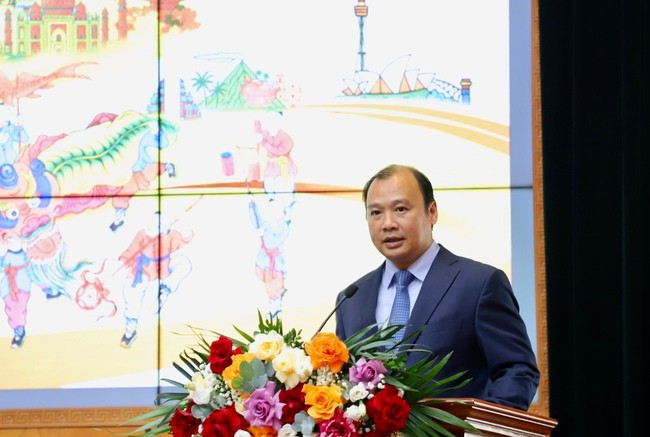 Der ständige stellvertretende Minister für Kultur, Sport und Tourismus, Le Hai Binh, leitete die Pressekonferenz. (Foto: Ministerium für Kultur, Sport und Tourismus) img5875-1758872159183769042449.jpg