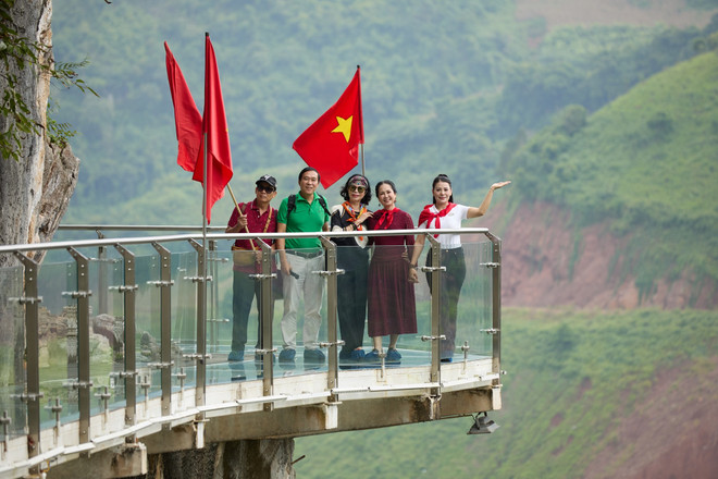 The jury of the glass bridge experience competition. (Photo: Organizing Committee) d5a5267.jpg
