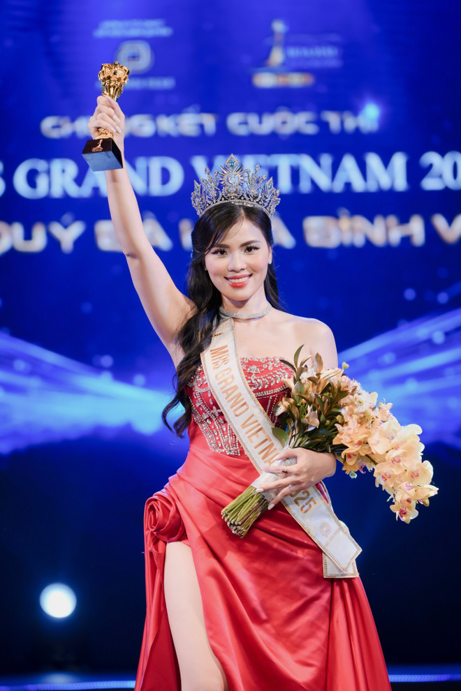 Tân Hoa hậu Quý bà sẽ đại diện Việt Nam tham dự đấu trường quốc tế Mrs Grand International 2025, tổ chức tại Myanmar vào tháng Bảy tới. (Ảnh: BTC) 511059834-1504817120888957-4658120765749022934-n.jpg
