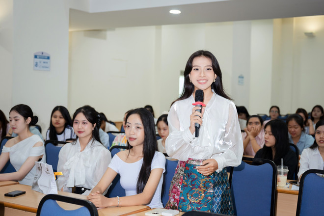 បេក្ខភាពប្រាស្រ័យទាក់ទងជាមួយនឹង “អ្នកចាស់” គឺកញ្ញា Le Hoang Phuong កញ្ញា Que Anh។ (រូបថត៖ អ្នកចូលរួមចំណែក/Vietnam+) ads-3525.jpg