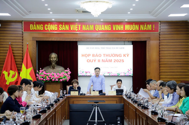 Chánh Văn phòng Bộ Văn hóa, Thể thao và Du lịch, ông Cao Lê Tuấn Anh chia sẻ nỗi đau với gia đình các nạn nhân của sự cố lật tàu Vịnh Xanh 58, tại Họp báo thường kỳ Quý II-2025. (Ảnh: CTV/Vietnam+) z6836699738260-b84392a0da7b3486db70474f0f6ee600.jpg