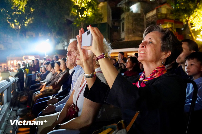 Pelancong antarabangsa mengalami program seni di Vietnam. (Foto: PV/Vietnam+) vnp-quang-ba-van-hoa-2.jpg