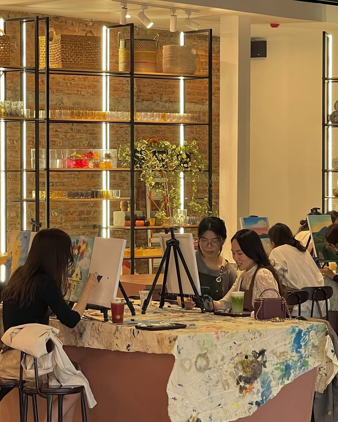 เวิร์กช็อปเขียนตัวอักษรและวาดภาพ โคมไฟตั้งโต๊ะศิลปะ – สถานที่พบปะสร้างสรรค์สำหรับจิตวิญญาณหนุ่มสาวผู้รักความงาม จะจัดขึ้นในช่วงบ่ายของวันที่ 10 สิงหาคม (ภาพ: Contributor/Vietnam+) snapins-ai-3580148595640220658.jpg