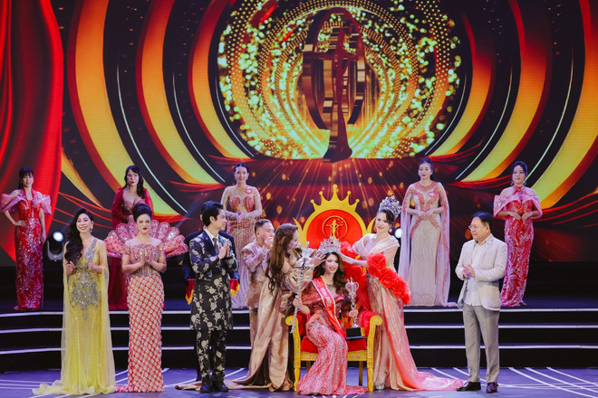 Khoảnh khắc đăng quang của tân Hoa hậu. (Ảnh: CTV/Vietnam+) dung6319.jpg