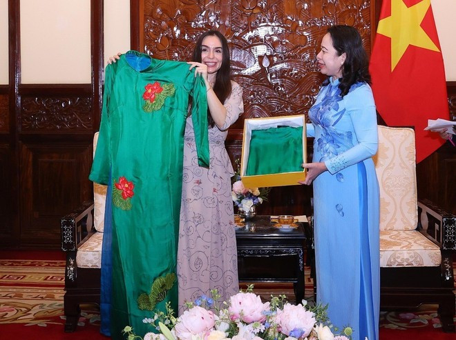 Phó Chủ tịch nước Võ Thị Ánh Xuân tặng áo dài Việt Nam cho bà Leyla Aliyeva - Phó Chủ tịch Quỹ Heydar Aliyev (Azerbaijan), tại Phủ Chủ tịch sáng 22/4 vừa qua. (Ảnh: Văn Điệp/TTXVN) viet-nam-azerbaijan-1-3651.jpg