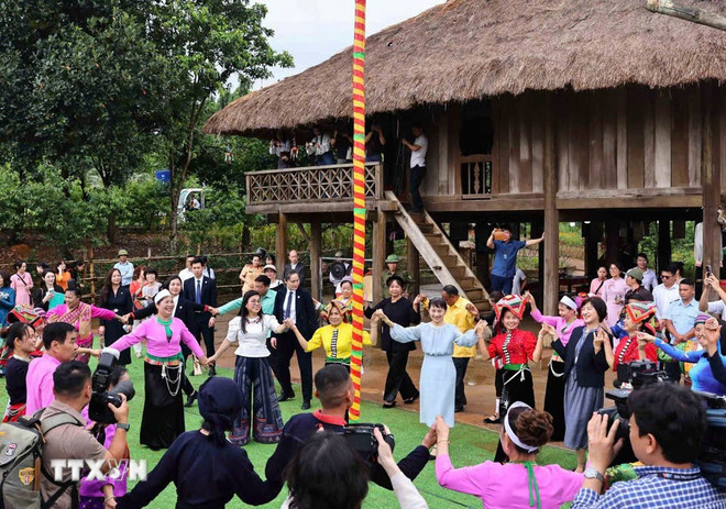 Sáng 28/4/2025, tại Hà Nội, bà Lê Thị Bích Trân, Phu nhân Thủ tướng Phạm Minh Chính và bà Ishiba Yoshiko, Phu nhân Thủ tướng Nhật Bản đến thăm Làng Văn hóa-Du lịch các dân tộc Việt Nam và cùng múa xòe với đồng bào các dân tộc phía Bắc. (Ảnh: TTXVN) z6758901614589-00c539461585372a62b4ee5b291637cc.jpg