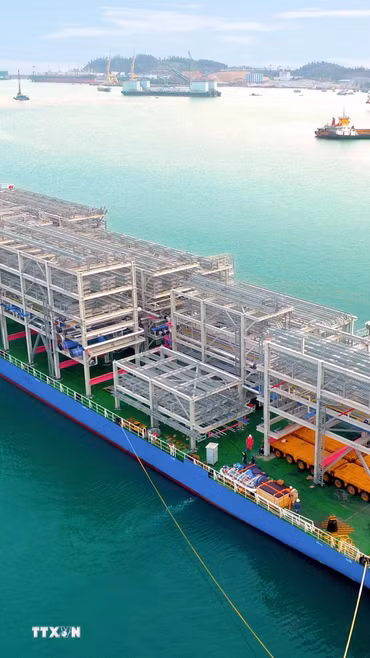 Lô hàng 1.200 tấn Module được Công ty Trách nhiệm hữu hạn Công nghiệp nặng Doosan Enerbility Việt Nam (Doosan Vina) xuất khẩu sang Singapore hồi năm 2023. (Ảnh: TTXVN phát)