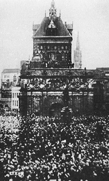 Cuộc nổi dậy vũ trang của công nhân, binh lính và thủy thủ tại thành phố Petrograd (7/11/1917). (Nguồn: Tư liệu TTXVN phát)