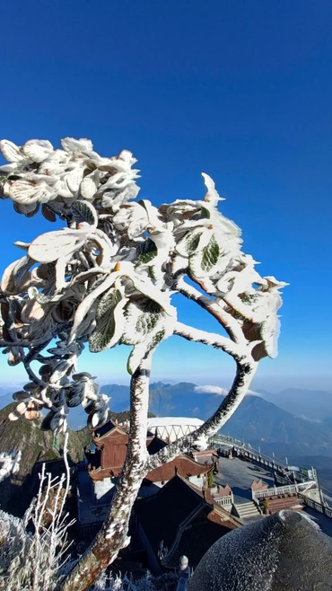 Băng tuyết phủ trắng đỉnh núi tạo nên phong cảnh kỳ thú. (Nguồn: TTXVN phát)