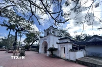 Các chi tiết chạm khắc, lớp sơn cổ và hệ thống cổ vật, long ngai, bài vị tại đền Bạch Mã vẫn được gìn giữ gần như nguyên vẹn, minh chứng cho bàn tay tài hoa của những nghệ nhân xưa. (Ảnh: Bích Huệ/TTXVN)