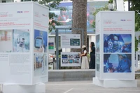 Triển lãm tác phẩm dự giải ảnh và video "Công nghệ từ trái tim" được thiết kế theo hướng mở, kết hợp giữa công nghệ trình chiếu hiện đại và nghệ thuật thị giác, giúp người xem vừa thưởng lãm, vừa tương tác với các tác phẩm qua mã QR, màn hình cảm ứng và khu chụp ảnh sáng tạo. (Ảnh: Minh Quyết/TTXVN)