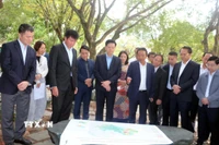 Phó Thủ tướng Mai Văn Chính kiểm tra thực địa và Đồ án Quy hoạch bảo quản, tu bổ và phục hồi Danh lam thắng cảnh quốc gia đặc biệt Tràng An-Tam Cốc-Bích Động. (Ảnh: Đại Nghĩa/TTXVN)