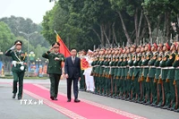 Thường trực Ban Bí thư Trần Cẩm Tú duyệt đội danh dự. (Ảnh: Phương Hoa/TTXVN)