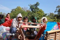 Người dân Campuchia ở tỉnh Preah Vihear, giáp giới với Thái Lan sơ tán tránh xung đột, ngày 8/12/2025. (Ảnh: THX/TTXVN)