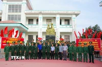 Khánh thành Tượng đài 'Bác Hồ với chiến sỹ Biên phòng' tại Hải đội 2 Bộ đội Biên phòng Cà Mau. (Ảnh: TTXVN phát)