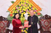 Chủ tịch Ủy ban Trung ương Mặt trận Tổ quốc Việt Nam Bùi Thị Minh Hoài thăm, chúc mừng Tòa Tổng Giám mục Tổng Giáo phận Hà Nội và Phó Chủ tịch Hội đồng Giám mục Việt Nam Vũ Văn Thiên. (Ảnh: Minh Đức/TTXVN)