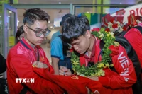 Cầu thủ đội tuyển bóng đá Việt Nam ký tặng người hâm mộ. (Ảnh: Phan Phương/TTXVN)