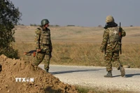 Binh sĩ Armenia tuần tra trên tuyến đường gần làng Berdashen thuộc tỉnh Shirak, khu vực ranh giới ngừng bắn với Azerbaijan, ngày 27/11/2020. (Ảnh: AFP/TTXVN)