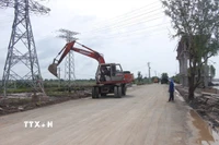 Đơn vị thi công dự án kè chống sạt lở trên địa bàn phường Hiệp Thành, tỉnh Cà Mau. (Ảnh: Chanh Đa/TTXVN)