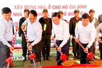 Ông Phan Đình Trạc, Trưởng Ban Nội chính Trung ương, cùng lãnh đạo tỉnh Lâm Đồng thực hiện khởi công xây nhà cho các hộ dân bị thiệt hại do mưa lũ. (Ảnh: Nguyễn Thanh/TTXVN)