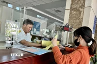 Làm thủ tục nộp thuế. (Ảnh: Hứa Chung/TTXVN)