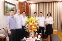 Ông Nguyễn Trọng Nghĩa thăm chúc mừng đồng chí Đinh Thế Huynh, nguyên Ủy viên Bộ Chính trị, Thường trực Ban Bí thư, nguyên Tổng Biên tập Báo Nhân Dân. (Ảnh: Phương Hoa/TTXVN)