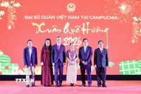 Đại sứ Nguyễn Minh Vũ và phu nhân cùng các lãnh đạo Campuchia và đại diện cộng đồng người Việt tại Campuchia. (Ảnh: Quang Anh/TTXVN)