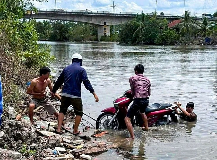 Cà Mau: Phát hiện thi thể nhân viên trường học trôi trên sông, chắc băng