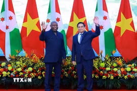 Thủ tướng Phạm Minh Chính hội kiến Tổng thống Burundi Évariste Ndayishimiye. (Ảnh: Dương Giang/TTXVN)