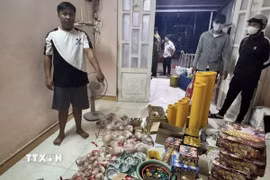 Bình Dương bắt quả tang đối tượng mua bán, chế tạo hơn 100kg pháo nổ trái phép. (Ảnh: TTXVN phát)