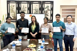 Đại sứ Việt Nam tại Sri Lanka Trịnh Thị Tâm trao học bổng toàn phần của Trường Đại học Cửu Long cho sinh viên Sri Lanka.