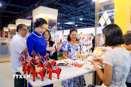 Bà Ngô Phương Ly - Phu nhân Tổng Bí thư, Chủ tịch nước Tô Lâm - cùng bà Liza Araneta Marcos - Phu nhân Tổng thống Philippines - tham quan Triển lãm Likha Filipino. (Ảnh: TTXVN phát)