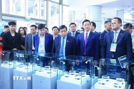 Phó Thủ tướng Chính phủ Nguyễn Chí Dũng tham quan triển lãm ngành công nghiệp bán dẫn Việt Nam 2024. (Ảnh: Tuấn Anh/TTXVN)