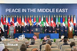 Tổng thống Ai Cập Abdel Fattah al-Sisi (giữa) phát biểu tại hội nghị thượng đỉnh về ngừng bắn tại Gaza, ở Sharm el-Sheikh, Ai Cập, ngày 13/10. (Ảnh: THX/TTXVN)