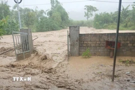 Nước lũ tràn vào nhà dân tại bản Cù, xã Phù Yên (Sơn La). (Ảnh: TTXVN phát)