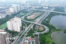 Nút vào thành phố từ cao tốc Pháp Vân-Cầu Giẽ các phương tiện nối đuôi nhau di chuyển ổn định. (Ảnh: Quốc Khánh/TTXVN)