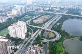 Nút vào thành phố từ cao tốc Pháp Vân-Cầu Giẽ các phương tiện nối đuôi nhau di chuyển ổn định. (Ảnh: Quốc Khánh/TTXVN)