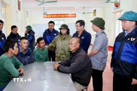 Lãnh đạo xã Bắc Trạch, tỉnh Quảng Trị hỏi thăm, động viên 4 ngư dân may mắn thoát nạn trong vụ chìm tàu do bão số 10 trên sông Gianh. (Ảnh: Nguyên Linh/TTXVN)