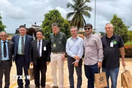 Đại sứ làm việc với Chủ tịch công ty mía đường Maiti. (Ảnh: Đại sứ quán Brazil)