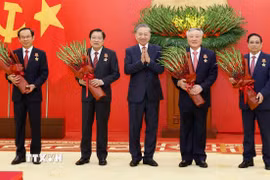 Tổng Bí thư Tô Lâm trao tặng Huân chương Quân công hạng Nhất cho các đồng chí: Phạm Minh Chính, Ủy viên Bộ Chính trị khóa XIII, Thủ tướng Chính phủ; Nguyễn Hòa Bình, Ủy viên Bộ Chính trị khóa XIII, Phó Thủ tướng Thường trực Chính phủ; Phan Đình Trạc, Ủy viên Bộ Chính trị, Bí thư Trung ương Đảng khóa XIII, nguyên Trưởng ban Nội chính Trung ương; Nguyễn Văn Nên, Ủy viên Bộ Chính trị khóa XIII, Thường trực Tiểu ban Văn kiện Đại hội XIV của Đảng. (Ảnh: Thống Nhất/TTXVN)