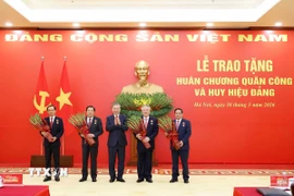 Tổng Bí thư Tô Lâm trao tặng Huân chương Quân công hạng Nhất cho các đồng chí: Phạm Minh Chính, Ủy viên Bộ Chính trị khóa XIII, Thủ tướng Chính phủ; Nguyễn Hòa Bình, Ủy viên Bộ Chính trị khóa XIII, Phó Thủ tướng Thường trực Chính phủ; Phan Đình Trạc, Ủy viên Bộ Chính trị, Bí thư Trung ương Đảng khóa XIII, nguyên Trưởng ban Nội chính Trung ương; Nguyễn Văn Nên, Ủy viên Bộ Chính trị khóa XIII, Thường trực Tiểu ban Văn kiện Đại hội XIV của Đảng. (Ảnh: Thống Nhất/TTXVN)
