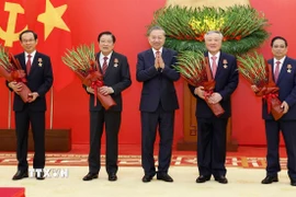 Tổng Bí thư Tô Lâm trao tặng Huân chương Quân công hạng Nhất cho các đồng chí: Phạm Minh Chính, Ủy viên Bộ Chính trị khóa XIII, Thủ tướng Chính phủ; Nguyễn Hòa Bình, Ủy viên Bộ Chính trị khóa XIII, Phó Thủ tướng Thường trực Chính phủ; Phan Đình Trạc, Ủy viên Bộ Chính trị, Bí thư Trung ương Đảng khóa XIII, nguyên Trưởng ban Nội chính Trung ương; Nguyễn Văn Nên, Ủy viên Bộ Chính trị khóa XIII, Thường trực Tiểu ban Văn kiện Đại hội XIV của Đảng. (Ảnh: Thống Nhất/TTXVN)